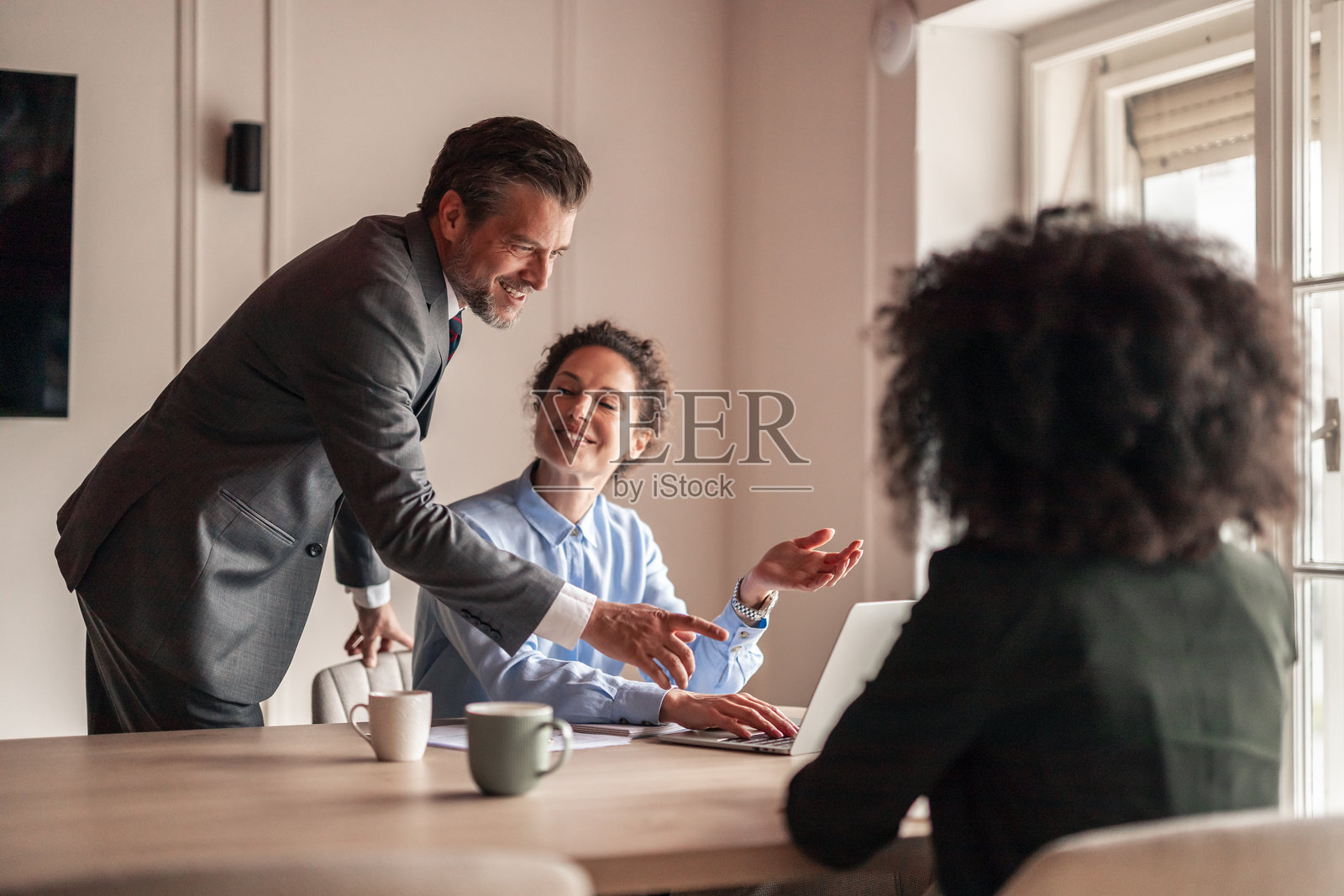 商业专业人士在明亮的办公室环境中合作照片摄影图片