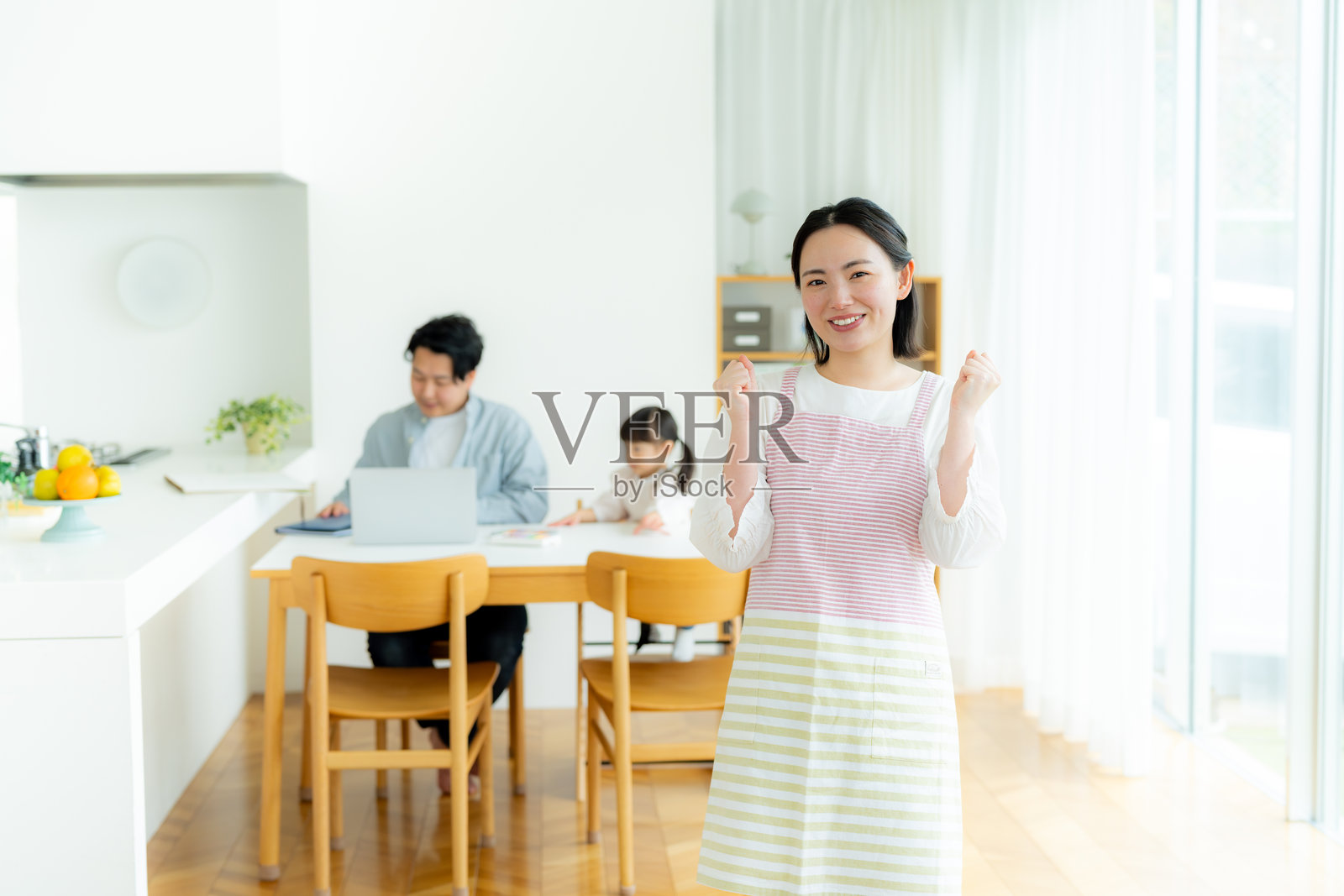 微笑的妈妈照片摄影图片