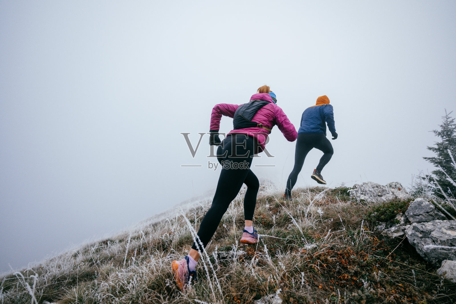 山间小径上跑步的情侣,男士和女士一起奔跑照片摄影图片