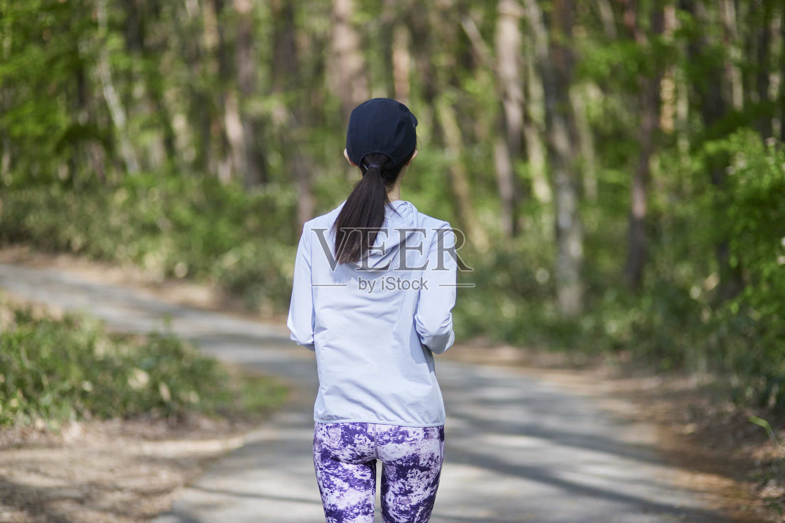 一位日本女性在充满自然的森林中奔跑照片摄影图片