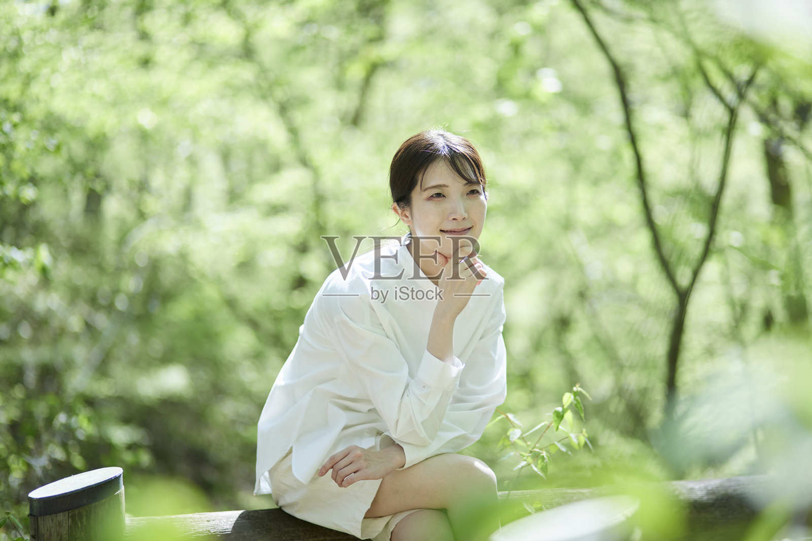 日本女性在大自然中享受森林浴照片摄影图片