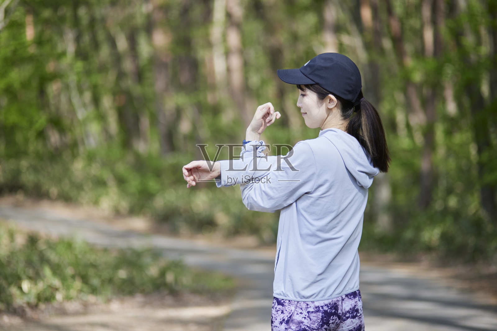 日本女性在大自然中伸展身体照片摄影图片
