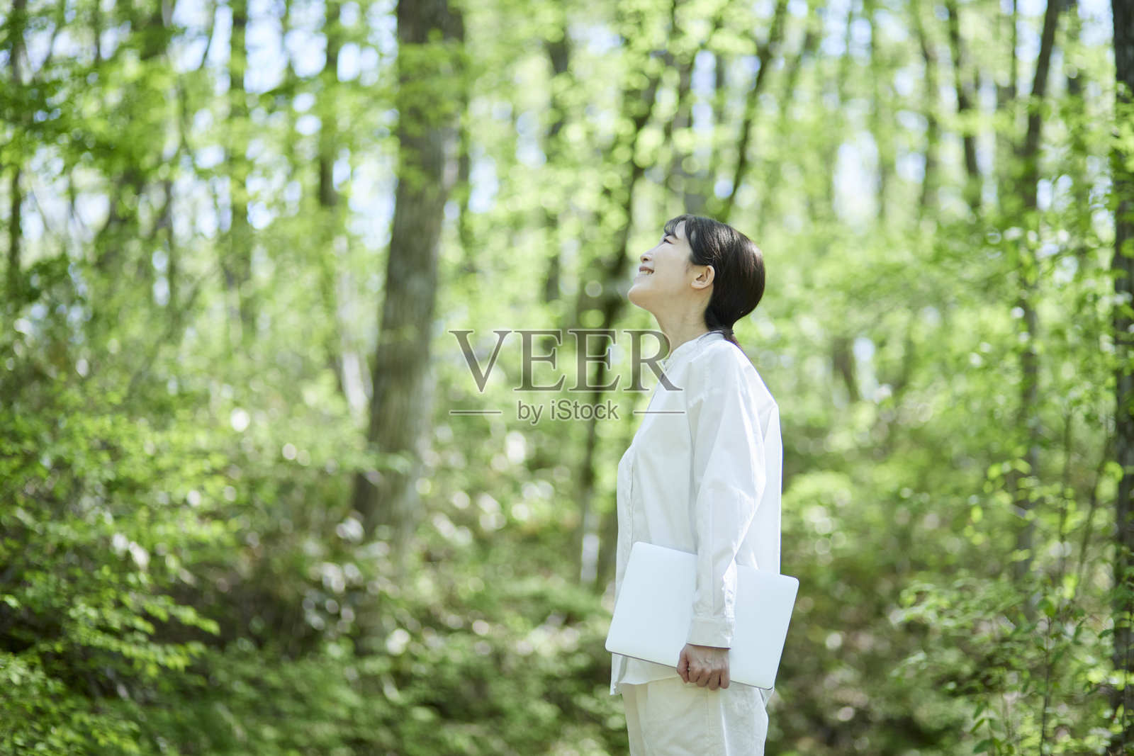 在大自然中使用笔记本电脑的日本女性照片摄影图片