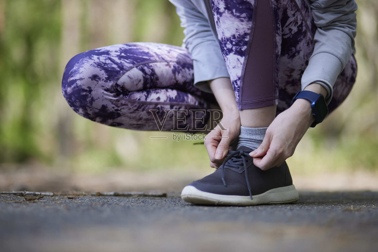 女人的手在系跑鞋的鞋带照片摄影图片