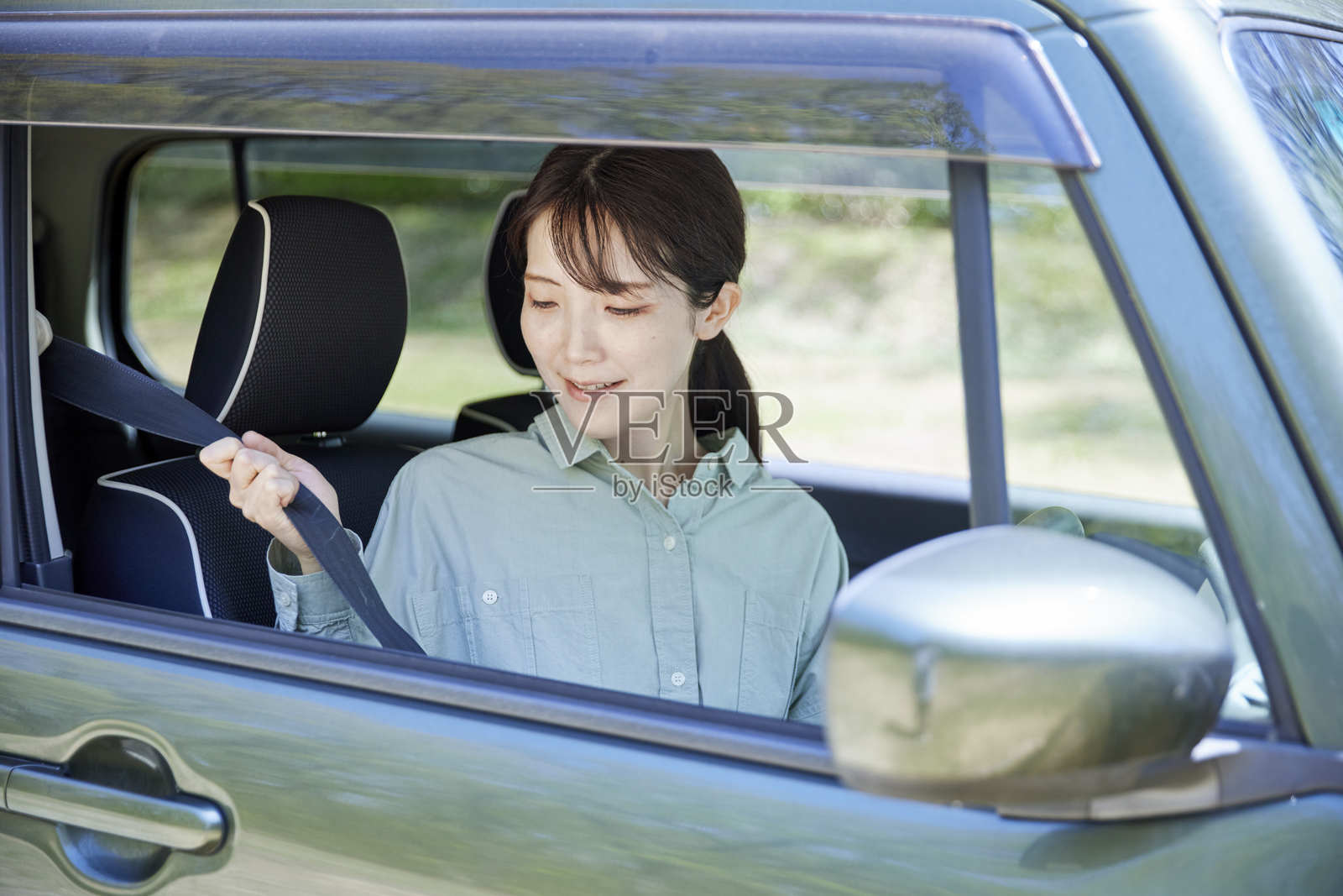 日本女性驾驶汽车照片摄影图片