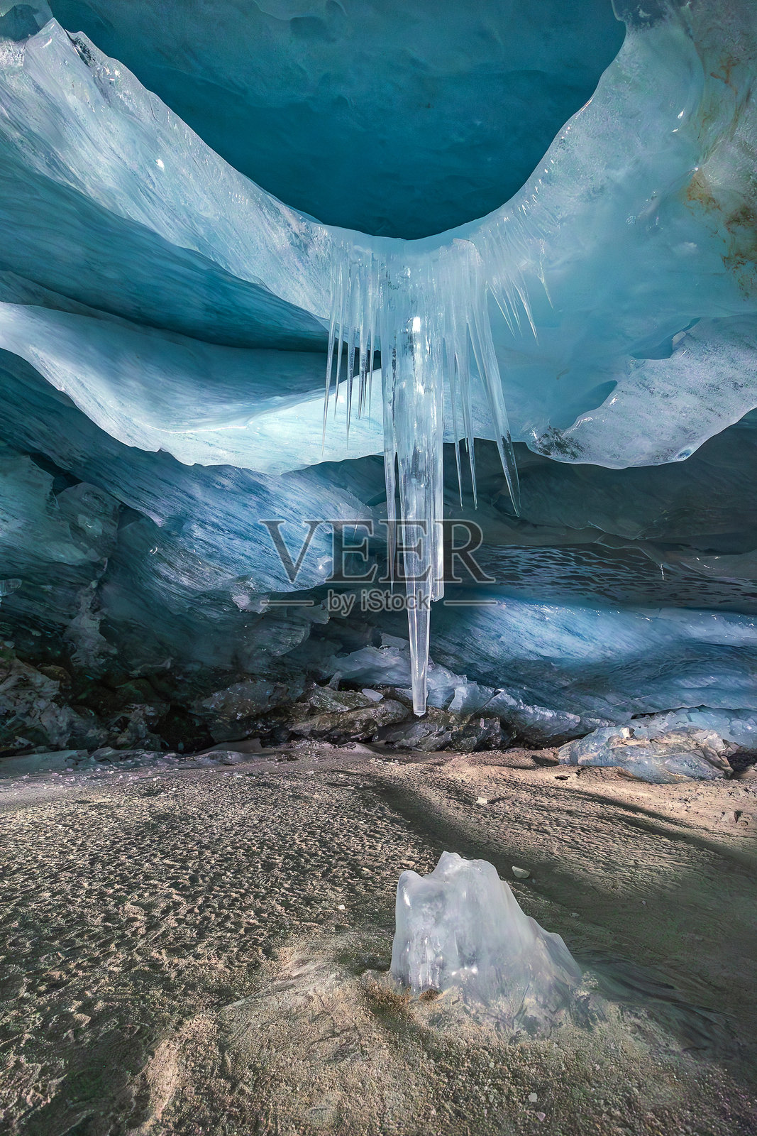 巨大的冰柱悬挂在冰洞的天花板上照片摄影图片