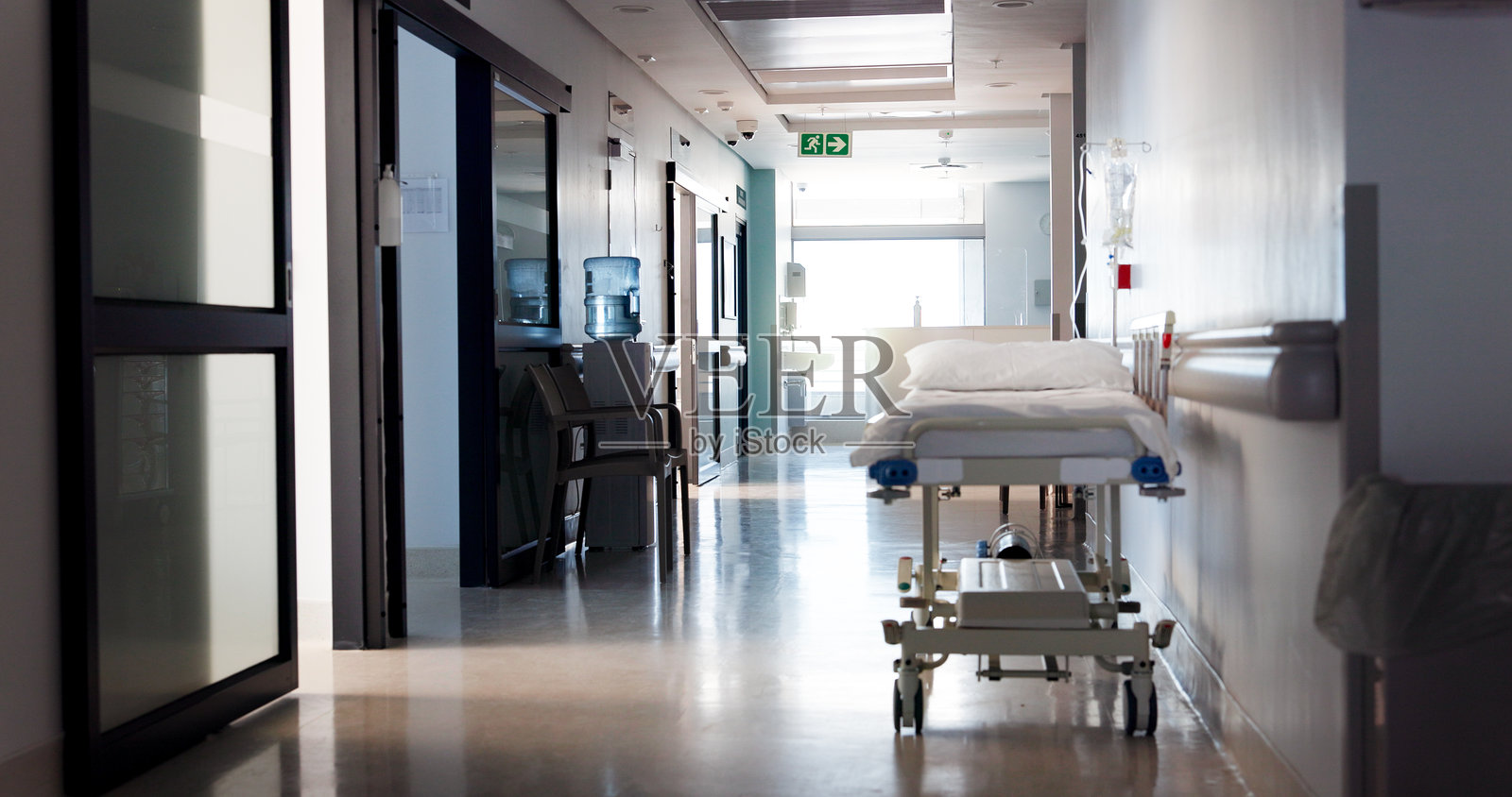 医疗保健,空荡荡的医院和走廊里的床位用于服务,医疗护理和健康保险。社区诊所,走廊里的无菌环境和担架用于帮助,康复设施和治疗病房。照片摄影图片