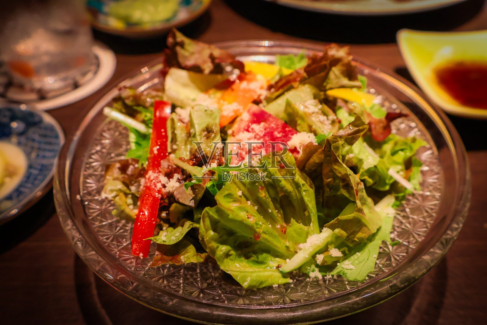 新鲜混合绿叶沙拉配多彩蔬菜和帕尔马干酪照片摄影图片