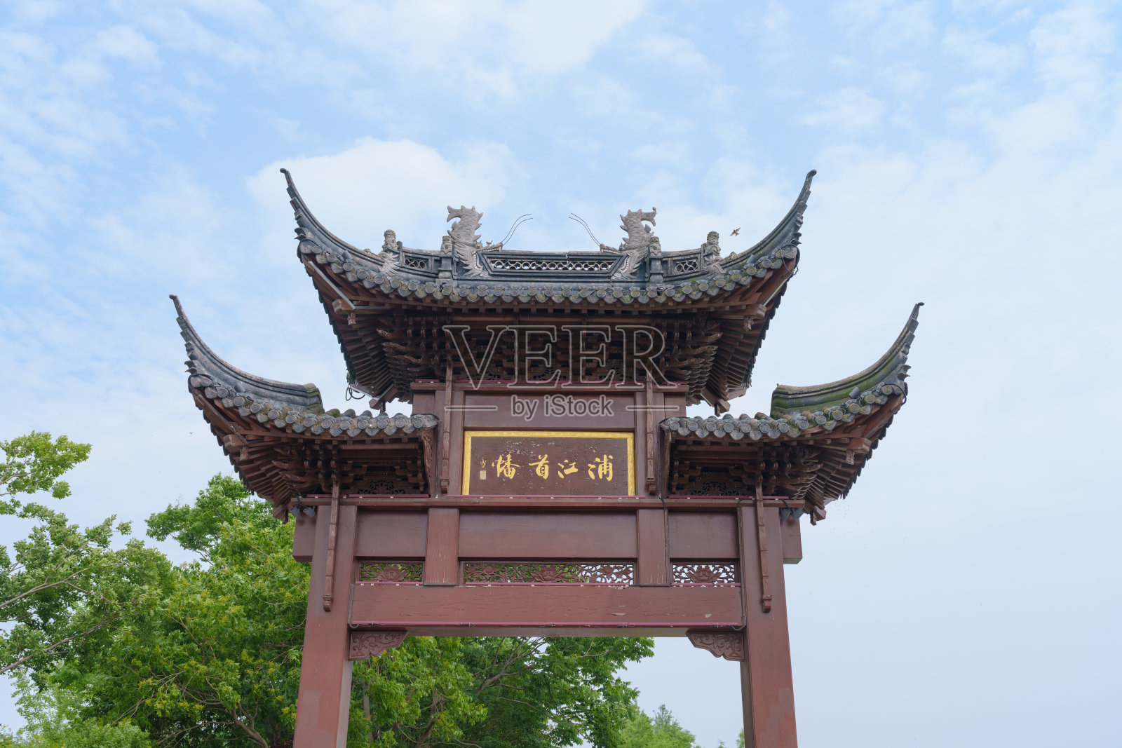 上海松江区浦江河畔的蓝天下古老的拱门照片摄影图片