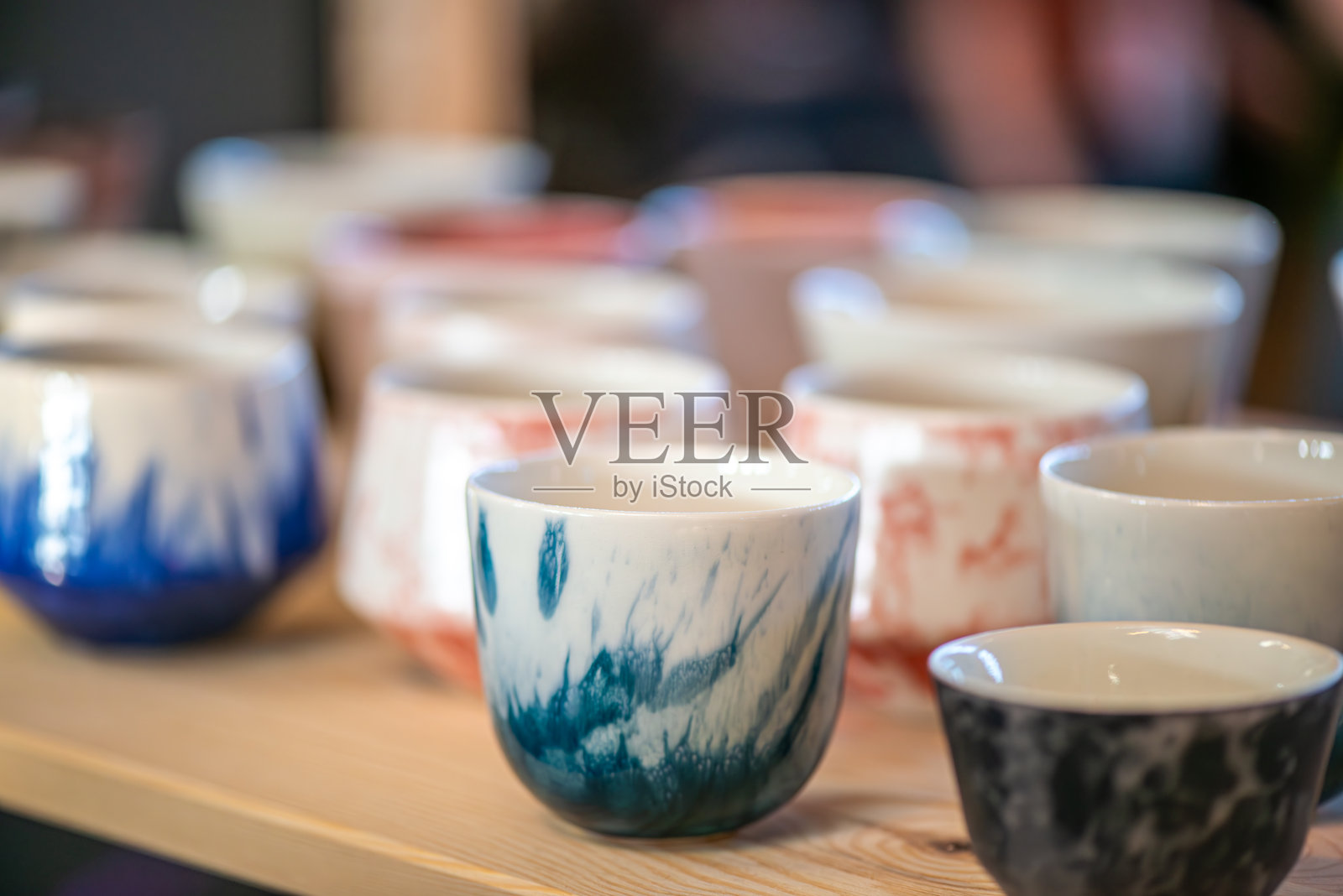 咖啡杯艺术工作坊与多彩陶瓷创作照片摄影图片