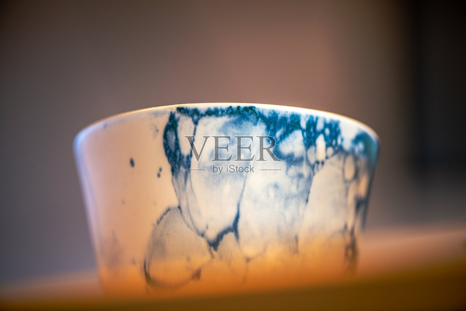 咖啡杯艺术工作坊与多彩陶瓷创作照片摄影图片