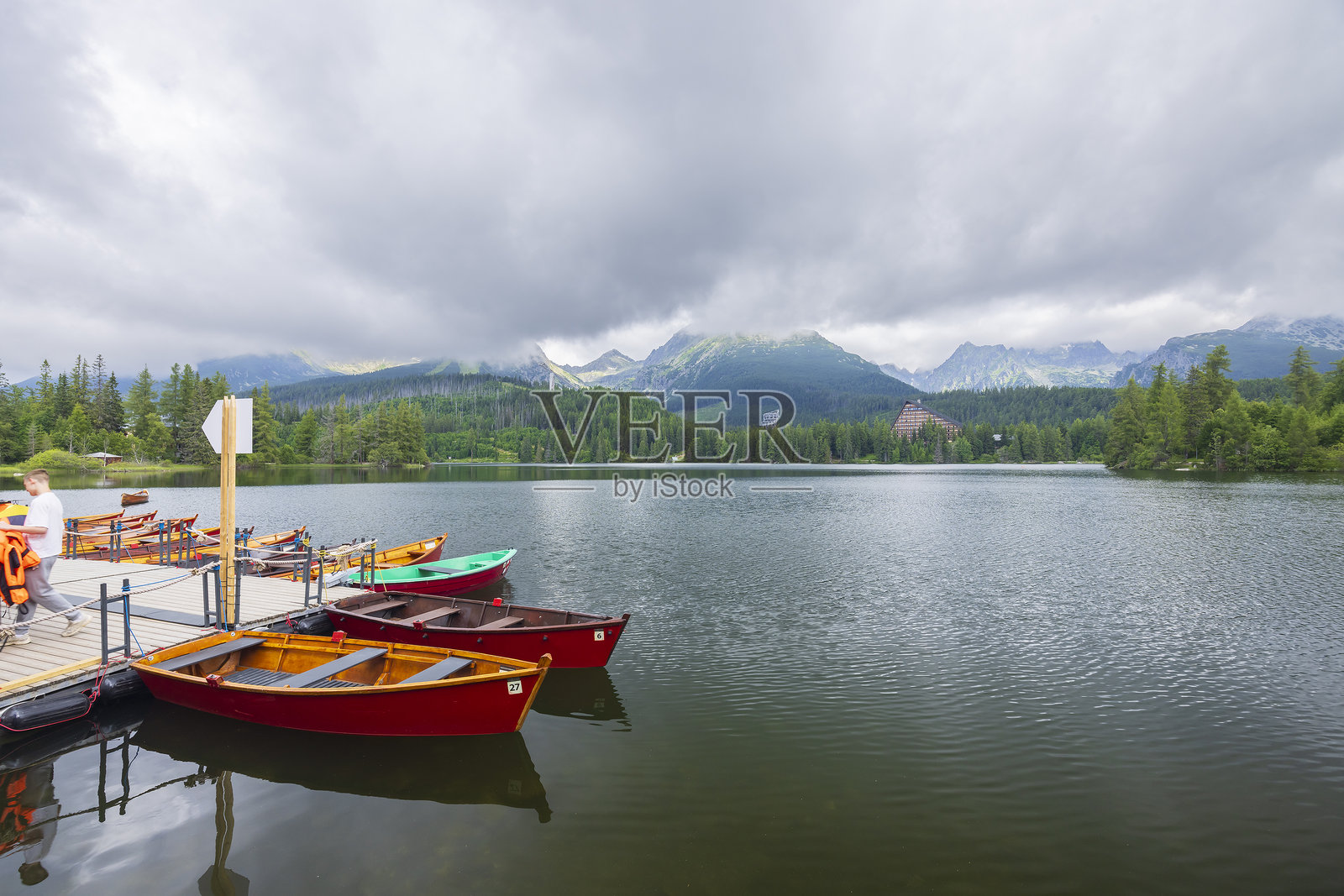 斯特布斯基湖与高塔特拉山脉的夏季风光,斯洛伐克照片摄影图片