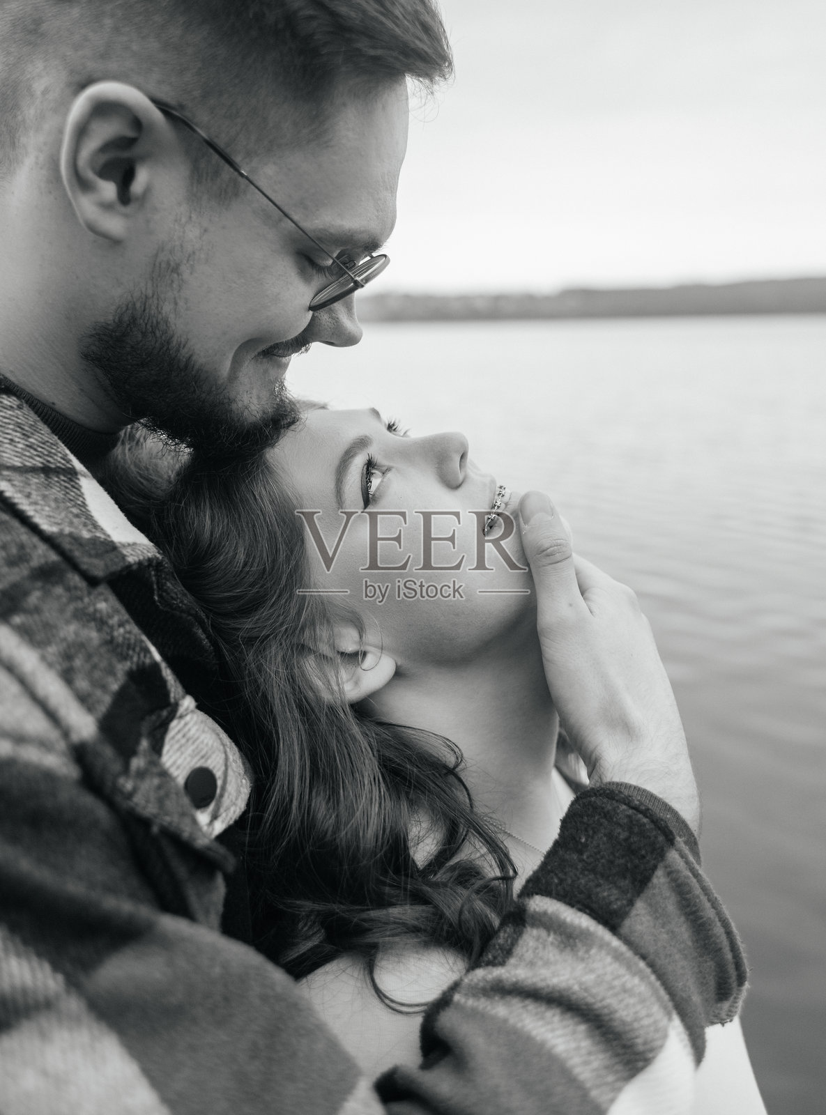 带牙套的微笑。带牙套的美丽女孩在约会。年轻人们在跳舞、亲吻和拥抱,享受相聚的时光。照片摄影图片