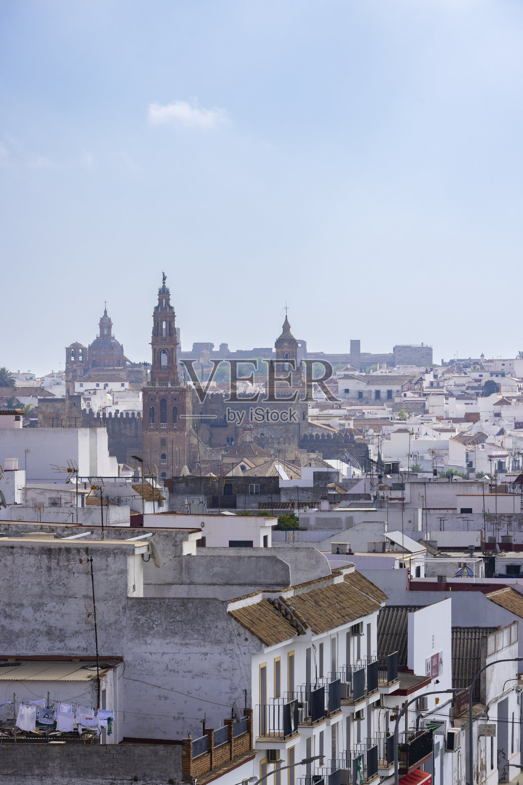 安达卢西亚,西班牙的卡尔莫纳城市风光,展示了圣玛丽亚大教堂和塞维利亚门。照片摄影图片