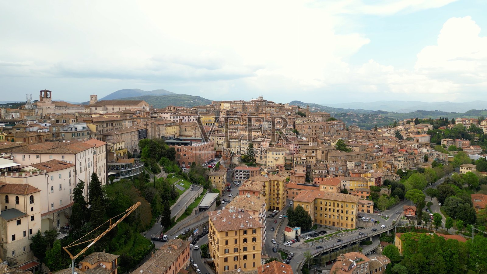 佩鲁贾历史中心的无人机航拍视角,乌姆布里亚阿佩尼尼山丘上的房屋,典型的瓦屋顶相互呼应 - 皮亚扎四月十一日广场照片摄影图片