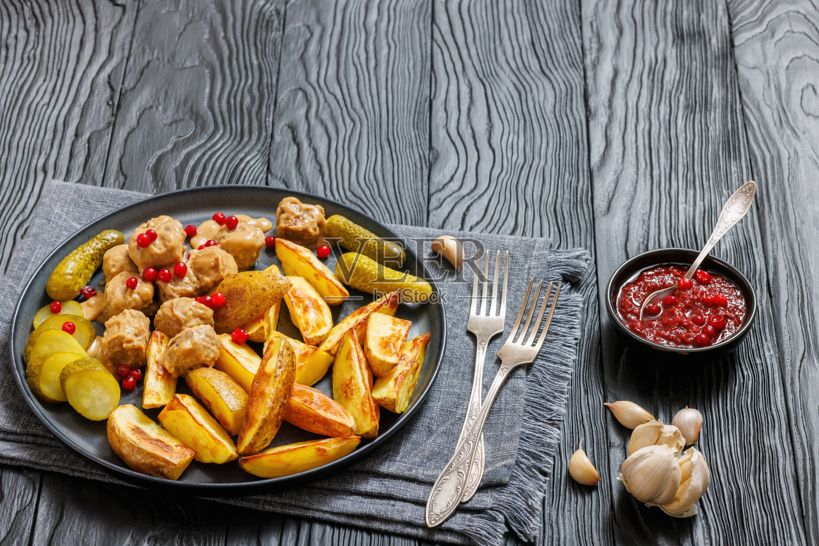 盘子上的肉丸、土豆、腌黄瓜和浆果照片摄影图片