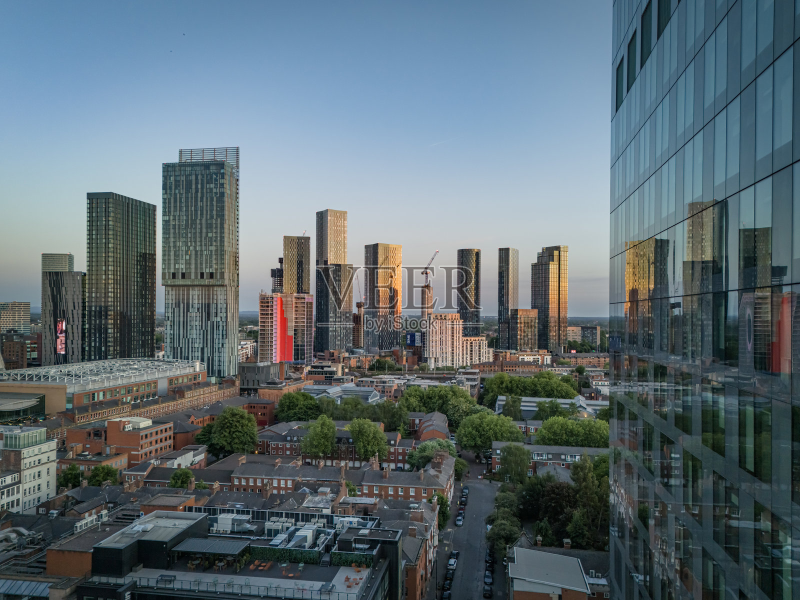 曼彻斯特市中心的镜面塔楼照片摄影图片