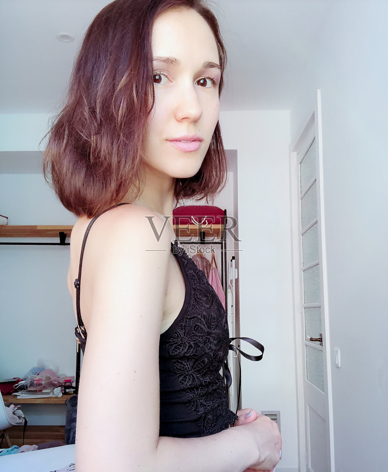 漂亮的棕发女孩,微笑着自拍。照片摄影图片