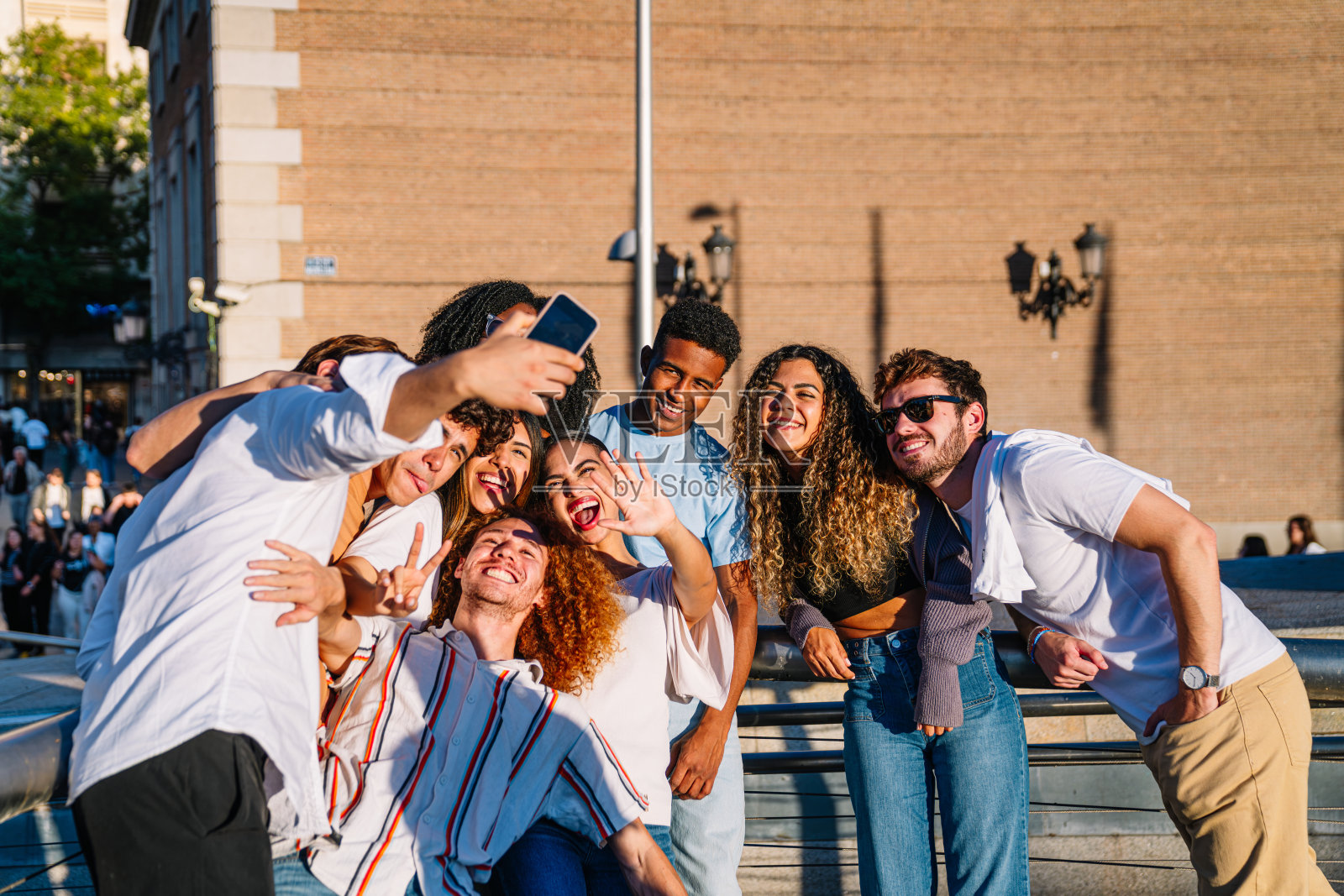一群年轻人在城市里自拍照片摄影图片