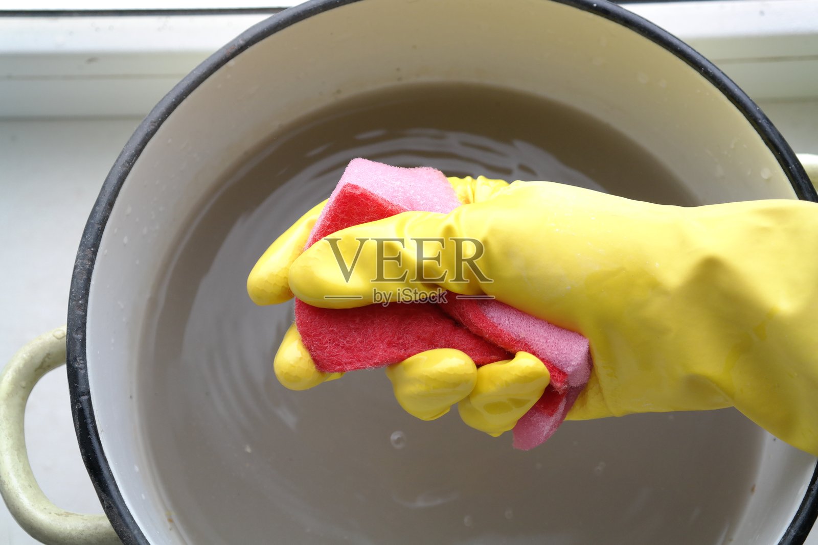 公寓里清洗锅中的脏水照片摄影图片