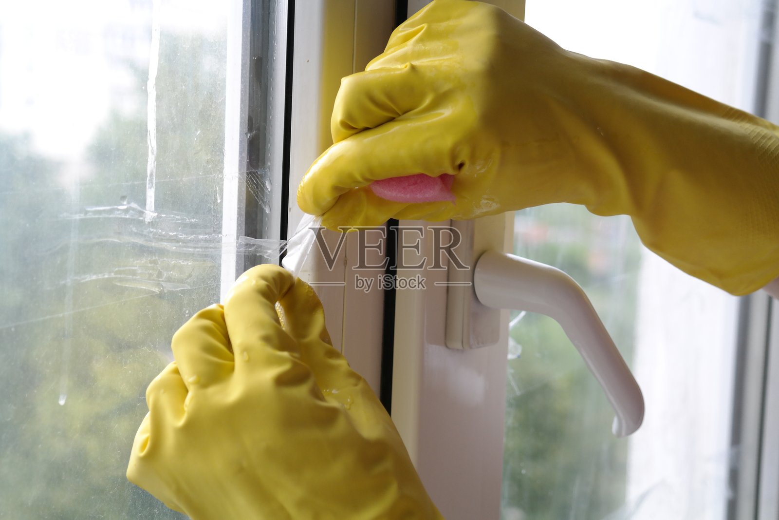 在公寓里清洁窗户,打扫房子。照片摄影图片