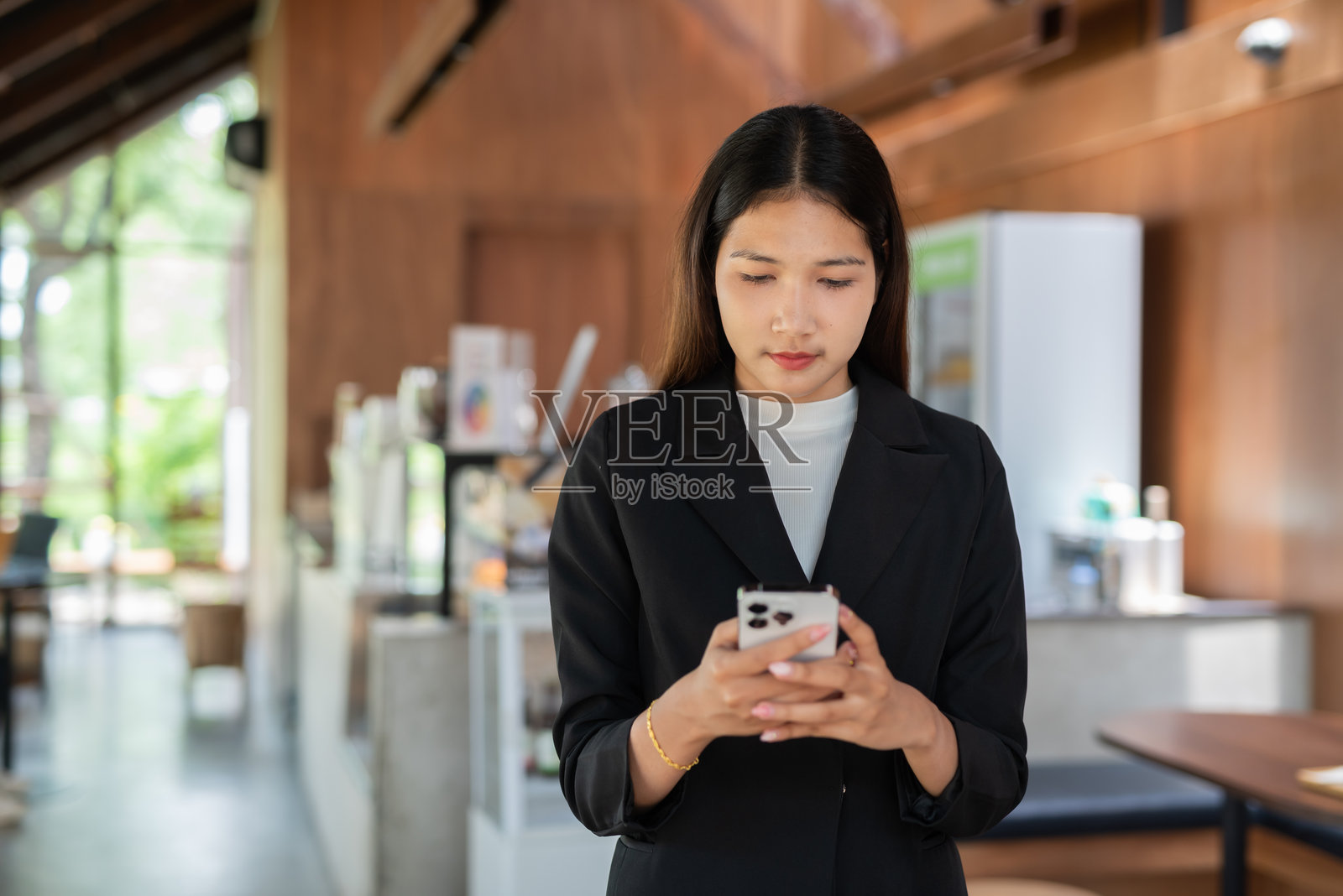 年轻女性穿着商务服装在咖啡店的肖像照片摄影图片