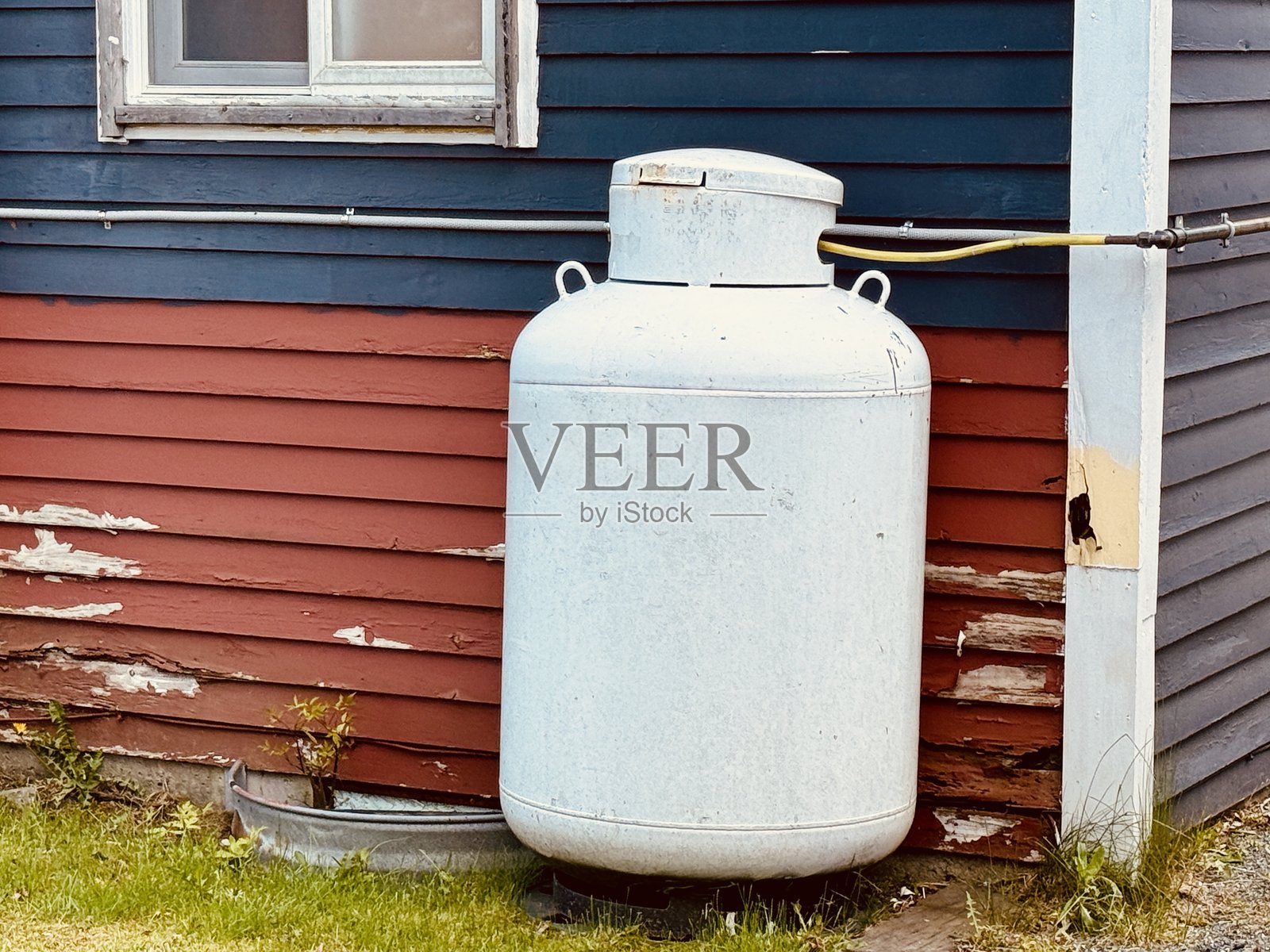 家外的丙烷气瓶照片摄影图片