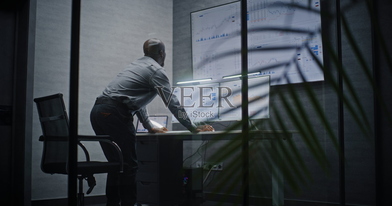 商人因股市突然崩溃而愤怒,正在电话中大喊照片摄影图片