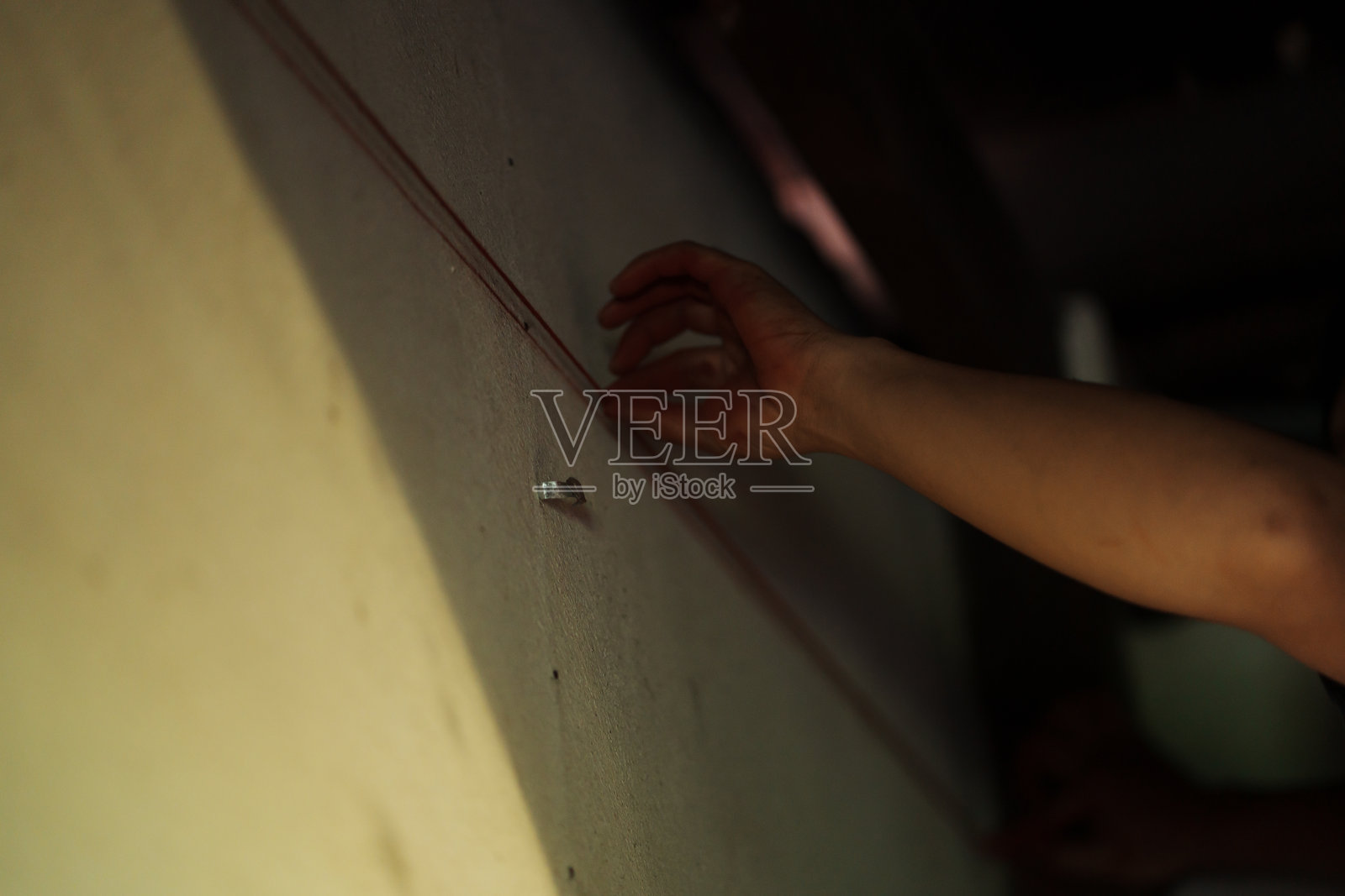 在昏暗的光线下,近距离拍摄的建筑施工进展测量工作坊图像,展示工具和技术。照片摄影图片