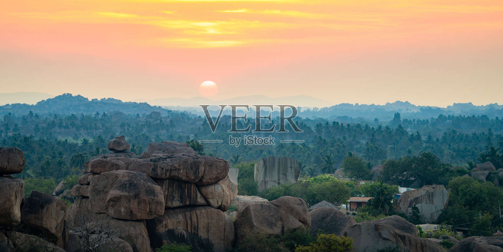 印度卡纳塔克邦亨比的赫马库塔山上的日落景观,岩石地貌与棕榈树,南印度,旅游目的地照片摄影图片
