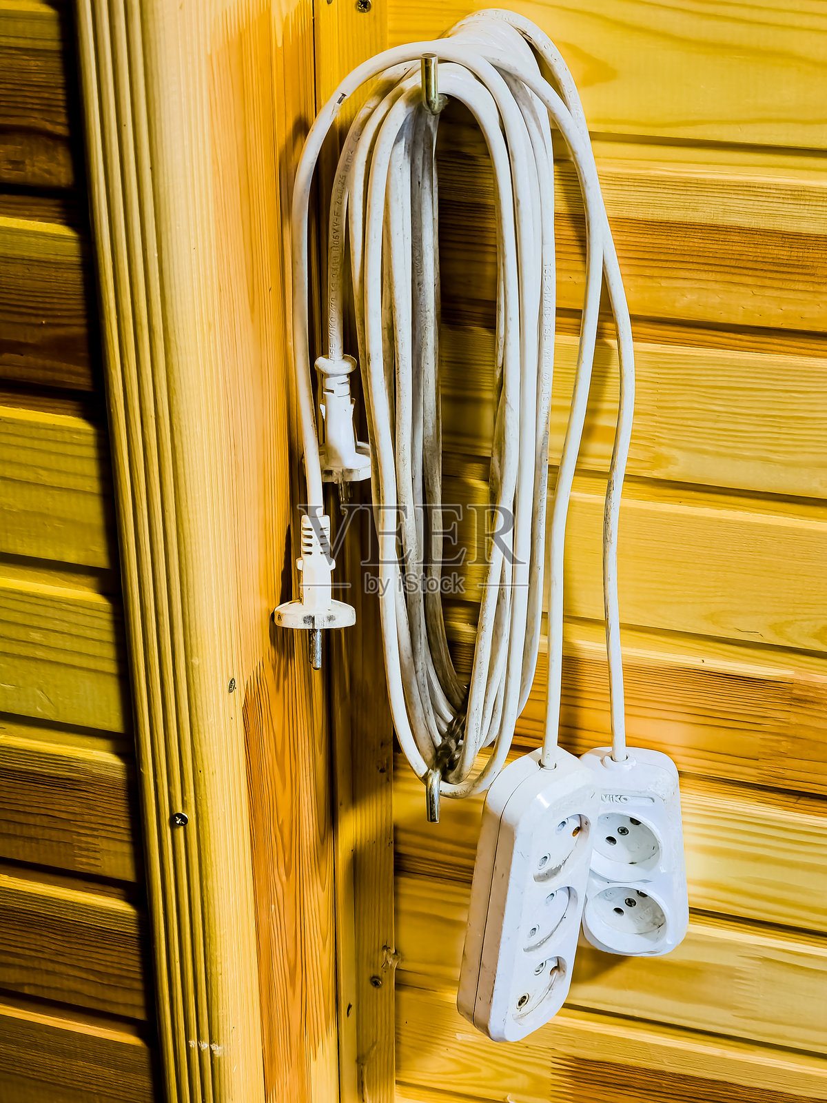 乡村房屋木墙上的延长线和支架。专业电工设备照片摄影图片