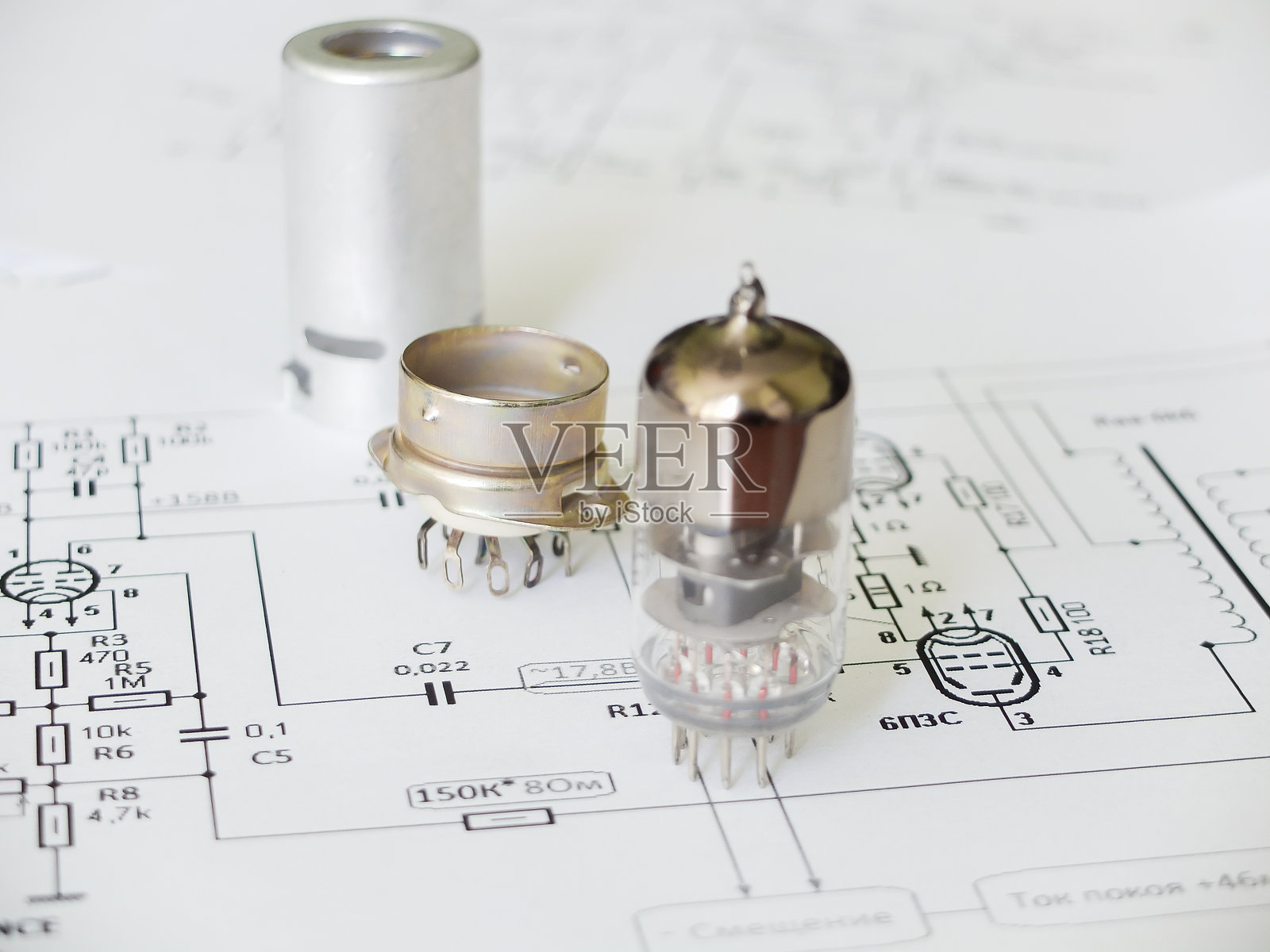 真空管放大器的电子电路,包括无线电管和其他设备照片摄影图片