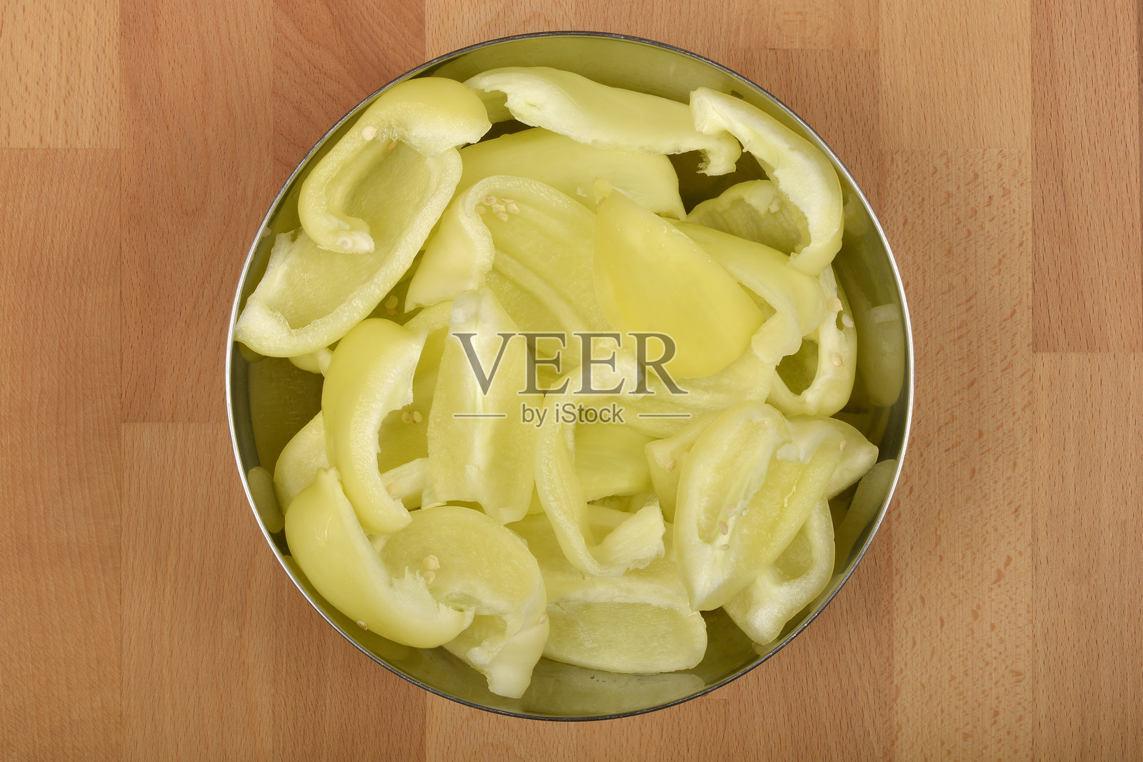 装满淡黄色辣椒的碗照片摄影图片