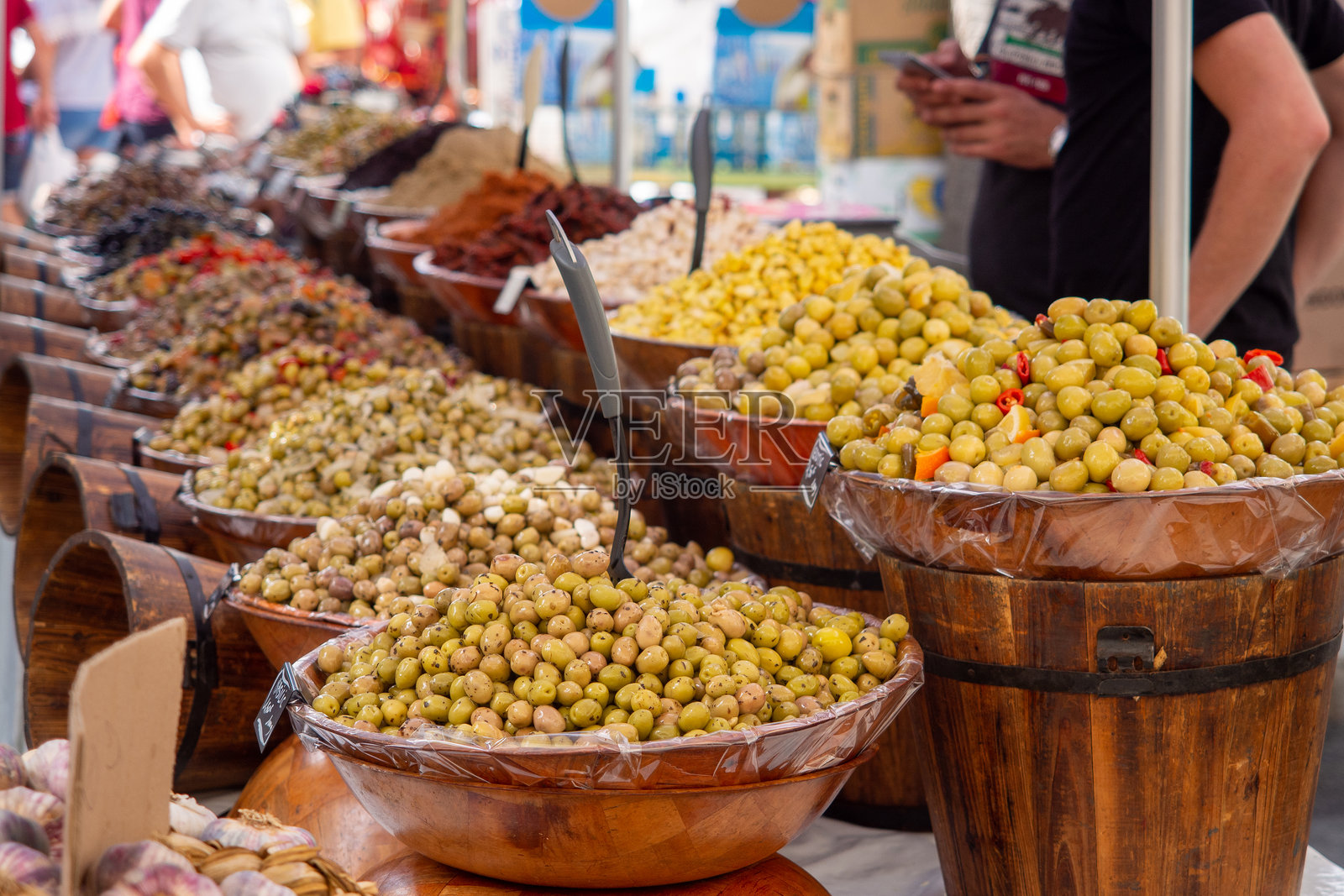 法国阿尔勒街市上的橄榄照片摄影图片
