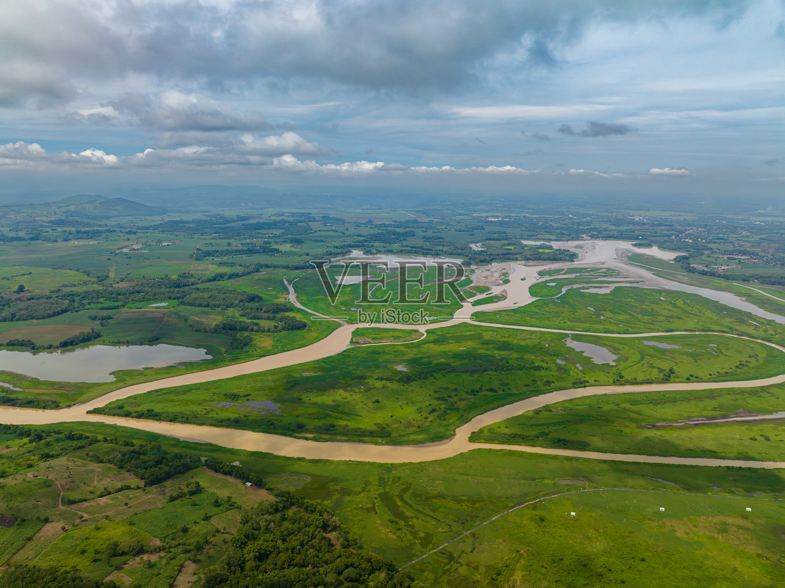 菲律宾的热带山脉与湖泊。照片摄影图片