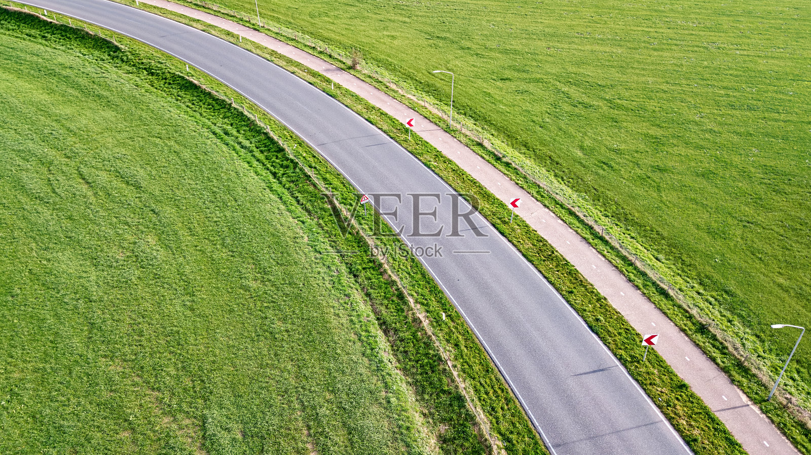 荷兰的交通基础设施:从空中俯瞰的沥青高速公路弯道和自行车道照片摄影图片
