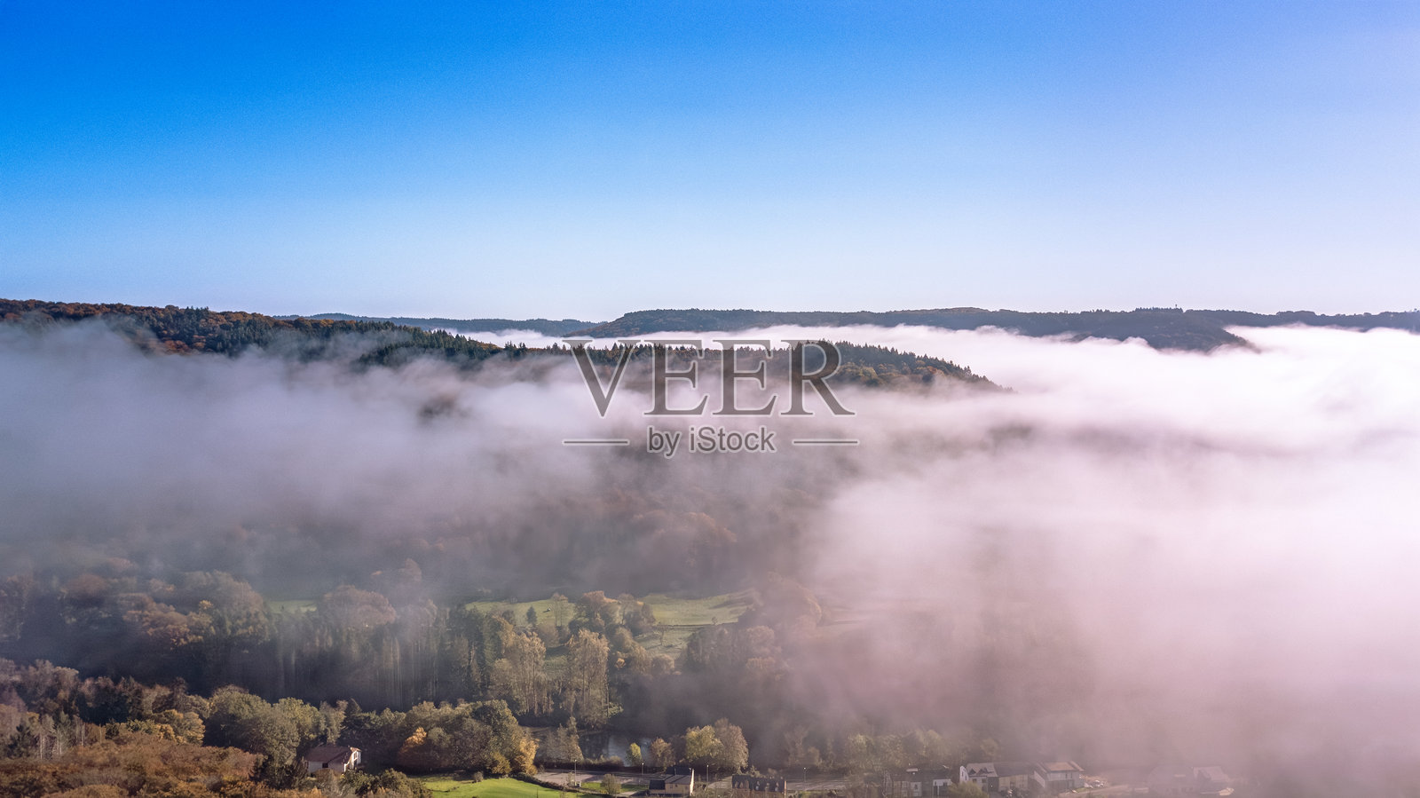 阿登山脉秋季自然风光的航拍视角,雾蒙蒙的早晨山丘和卢森堡穆勒塔尔小径的秋季森林照片摄影图片