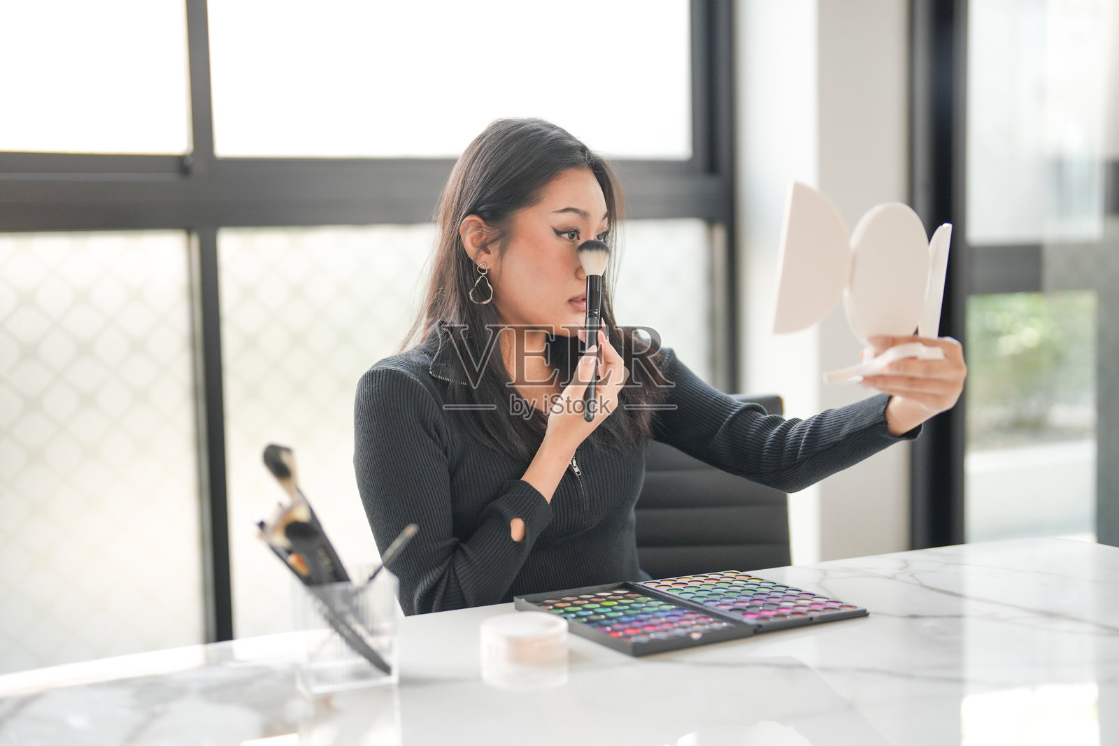 年轻的亚洲女孩化妆师,职业女性博主和视频博主正在展示化妆品产品并录制视频,美容影响者亚洲女孩在线营销视频照片摄影图片