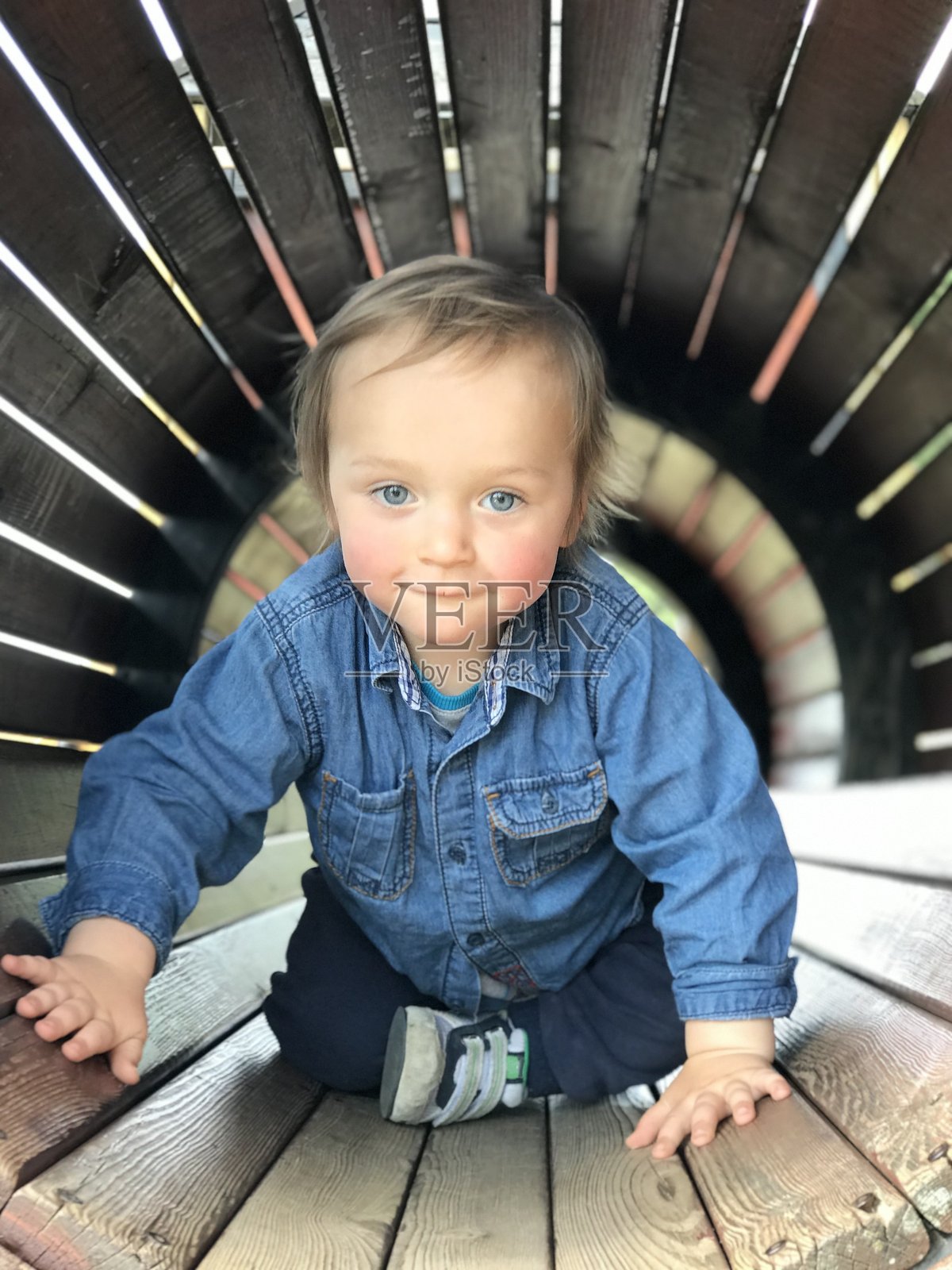 好奇的孩子在探索木制隧道照片摄影图片