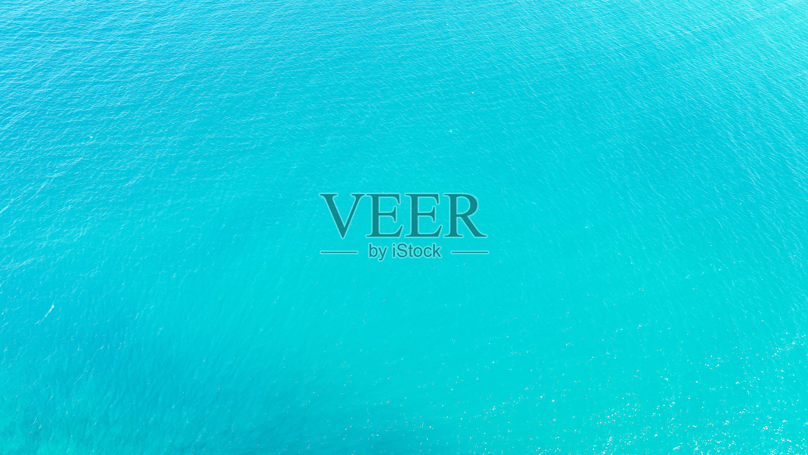 碧蓝的海洋延伸至地平线,阳光在温柔的波浪上反射,营造出一个宁静的场景,捕捉到热带岛屿逃离的精髓。照片摄影图片