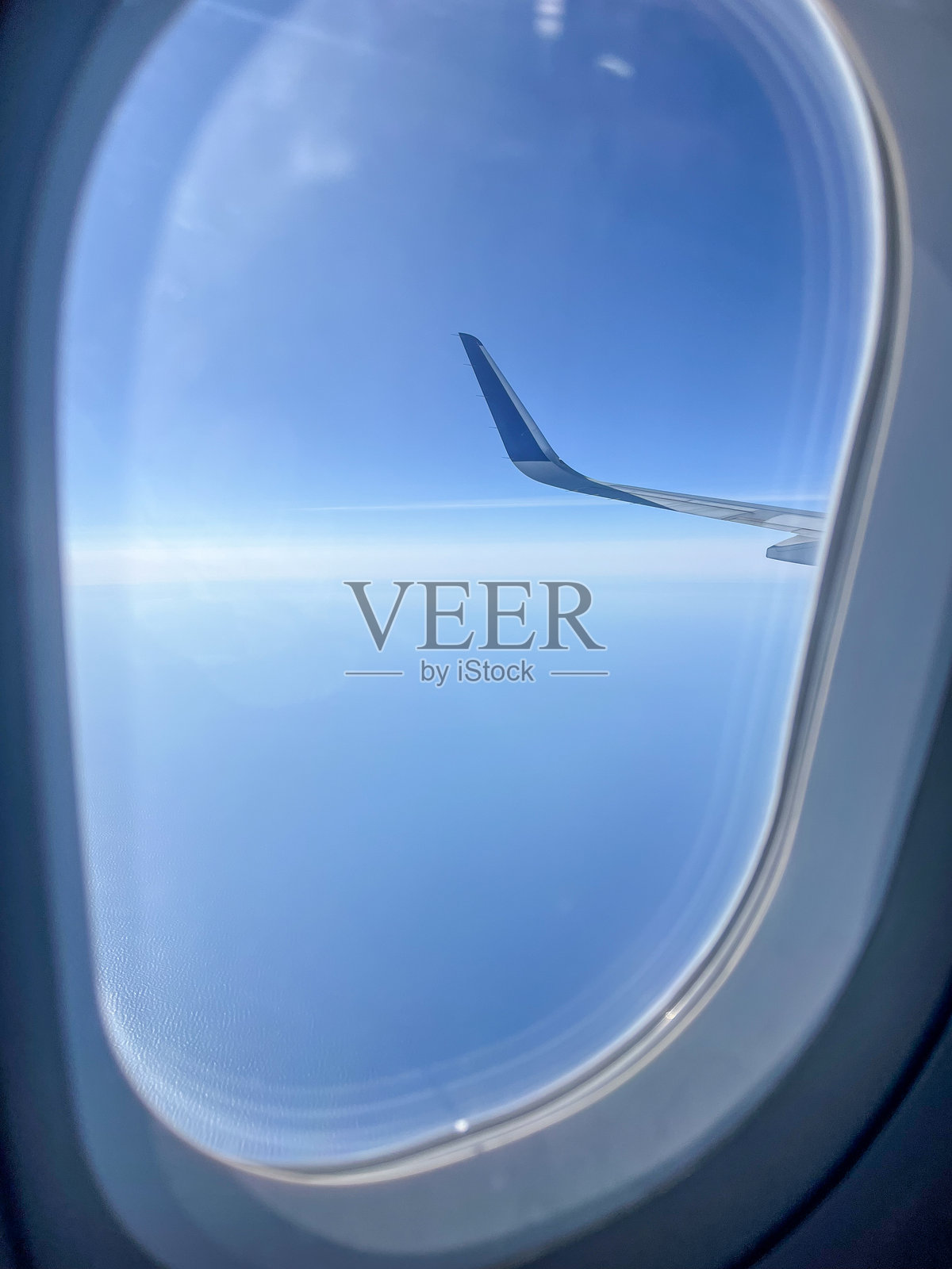 飞机机翼与宁静的蓝天照片摄影图片