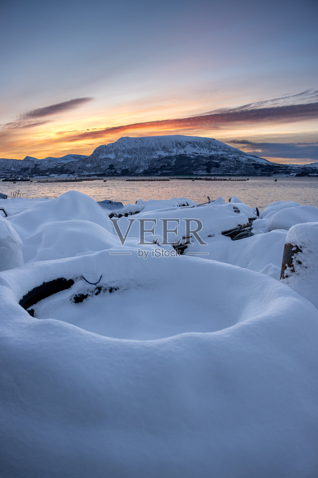 挪威日落时分的雪-covered工业场所照片摄影图片