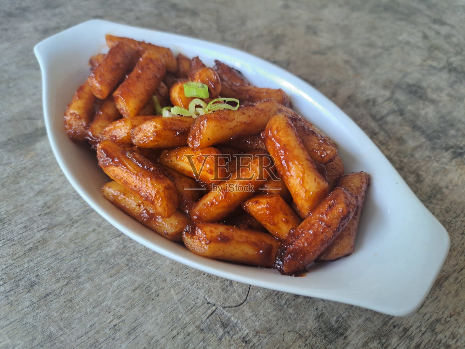 美味的炒年糕或辣米糕。韩国美食菜单。照片摄影图片