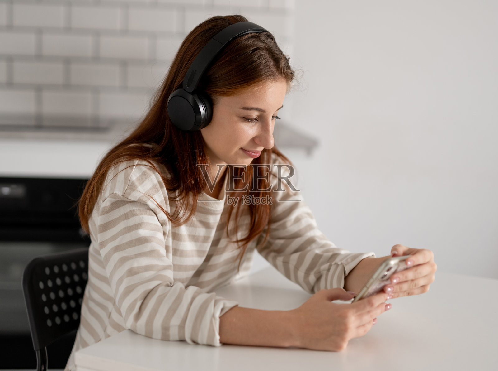 快乐的少女使用智能手机照片摄影图片