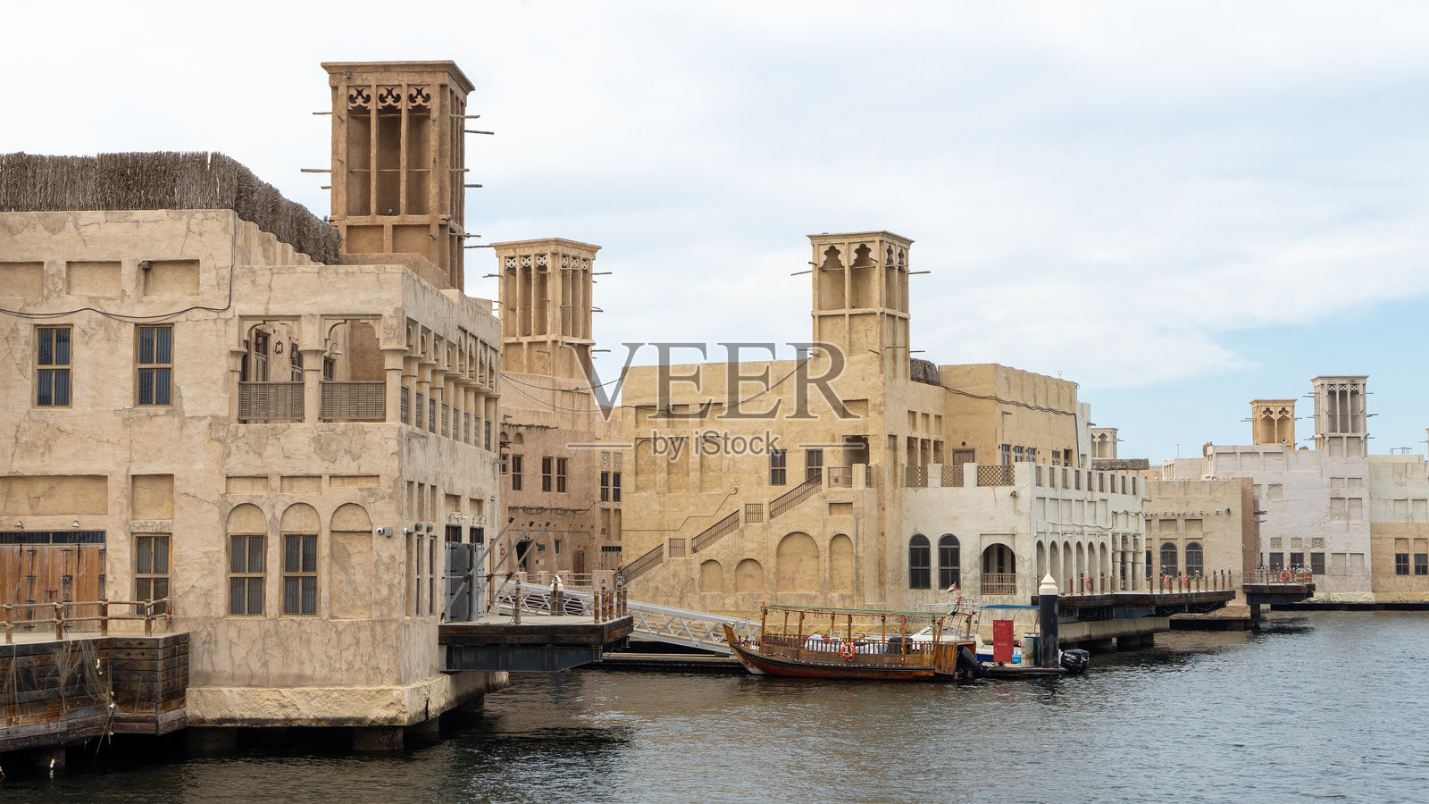 阿联酋迪拜法希迪社区的阿尔西夫古城或老村庄街道,沿着迪拜河的滨水长廊。照片摄影图片