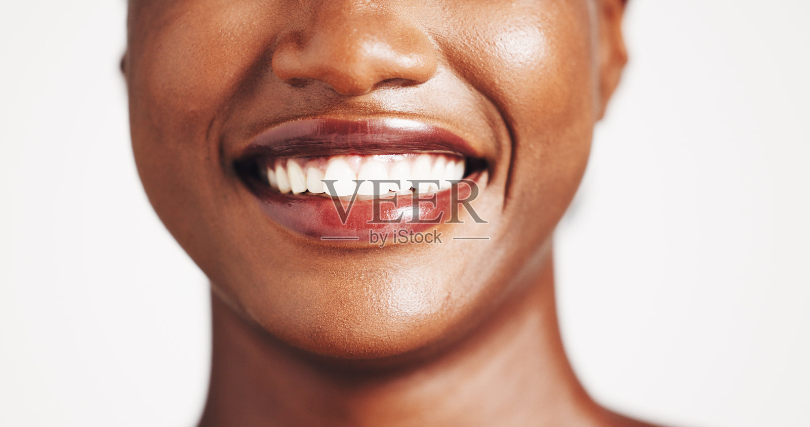 微笑,女性与嘴部特写,适用于牙齿美白、口腔卫生和口腔护理。快乐的女性与牙齿贴面植入物,清新的呼吸和清洁效果,背景为白色。照片摄影图片