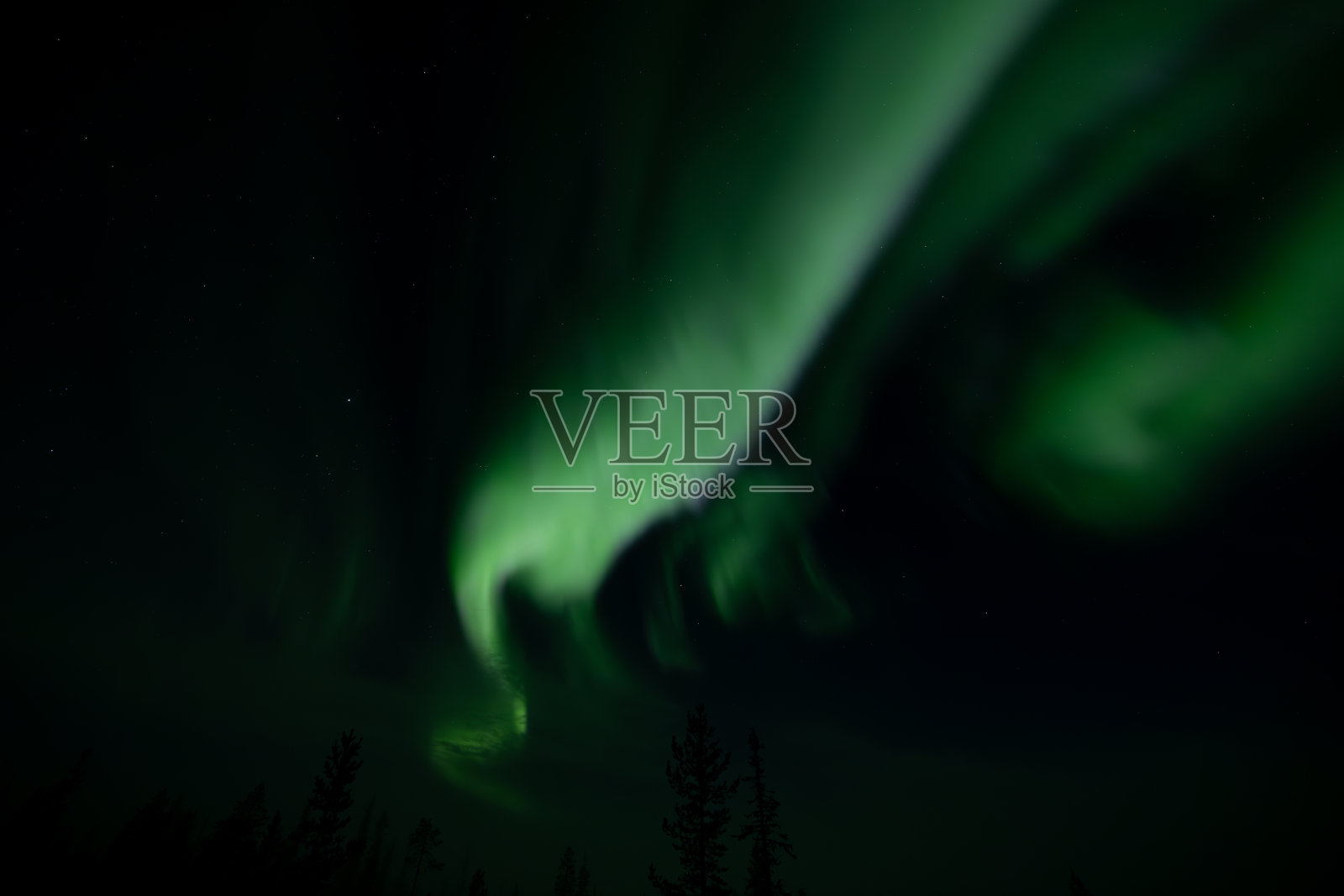 美丽的画面展示了芬兰斯堪的纳维亚冬季拉普兰风景上空,绚丽多彩的绿色活力极光,也称为北极光。照片摄影图片