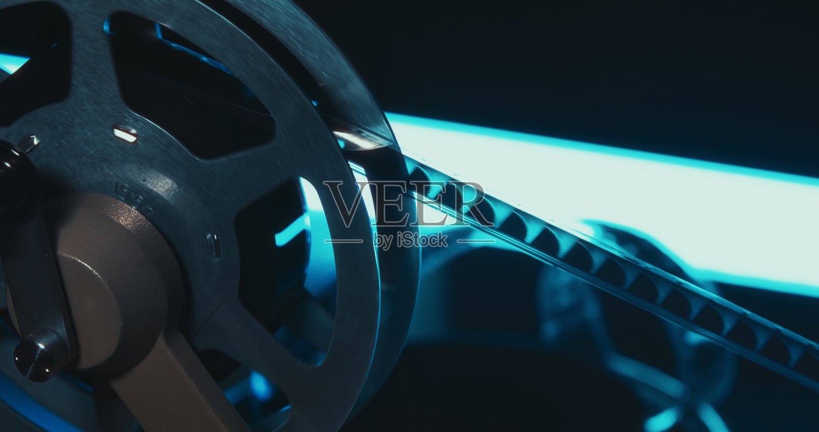 16毫米胶卷在后台的模拟剪辑站上运行的特写镜头。照片摄影图片