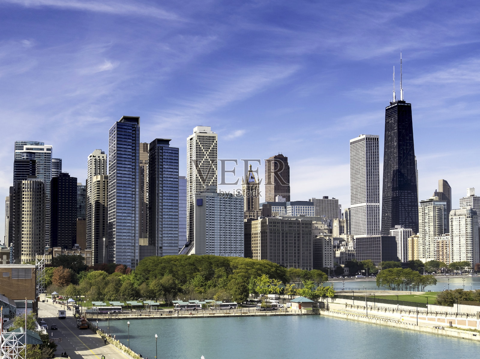 从海军码头俯瞰芝加哥城市天际线与摩天大楼照片摄影图片