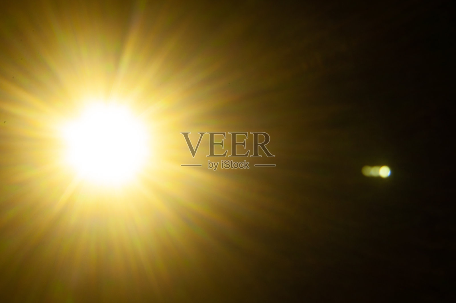 黑色背景上的太阳光晕照片摄影图片